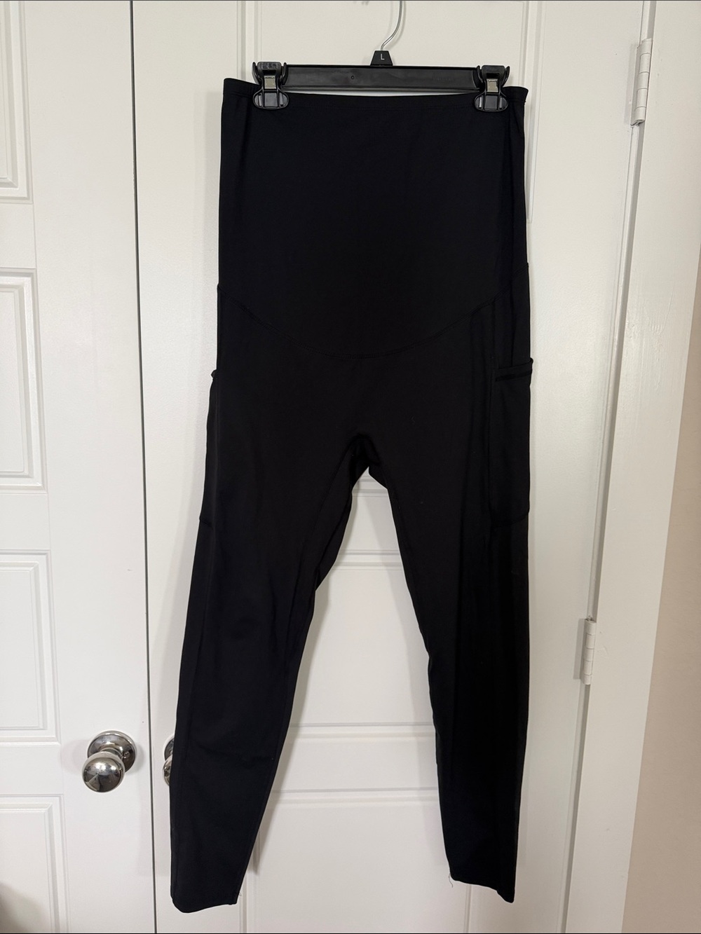 High-Rise Black Maternity Leggings with Side Pockets